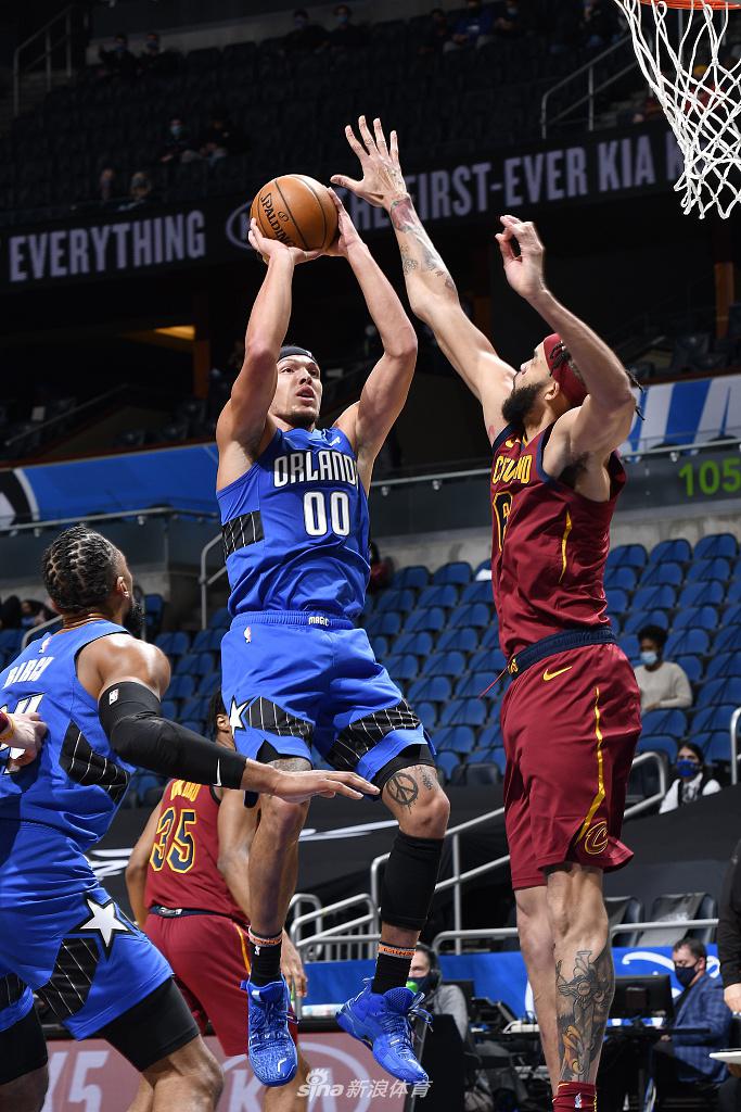 在线娱乐入口- 托里布莱克采访两个黑人拳击手 